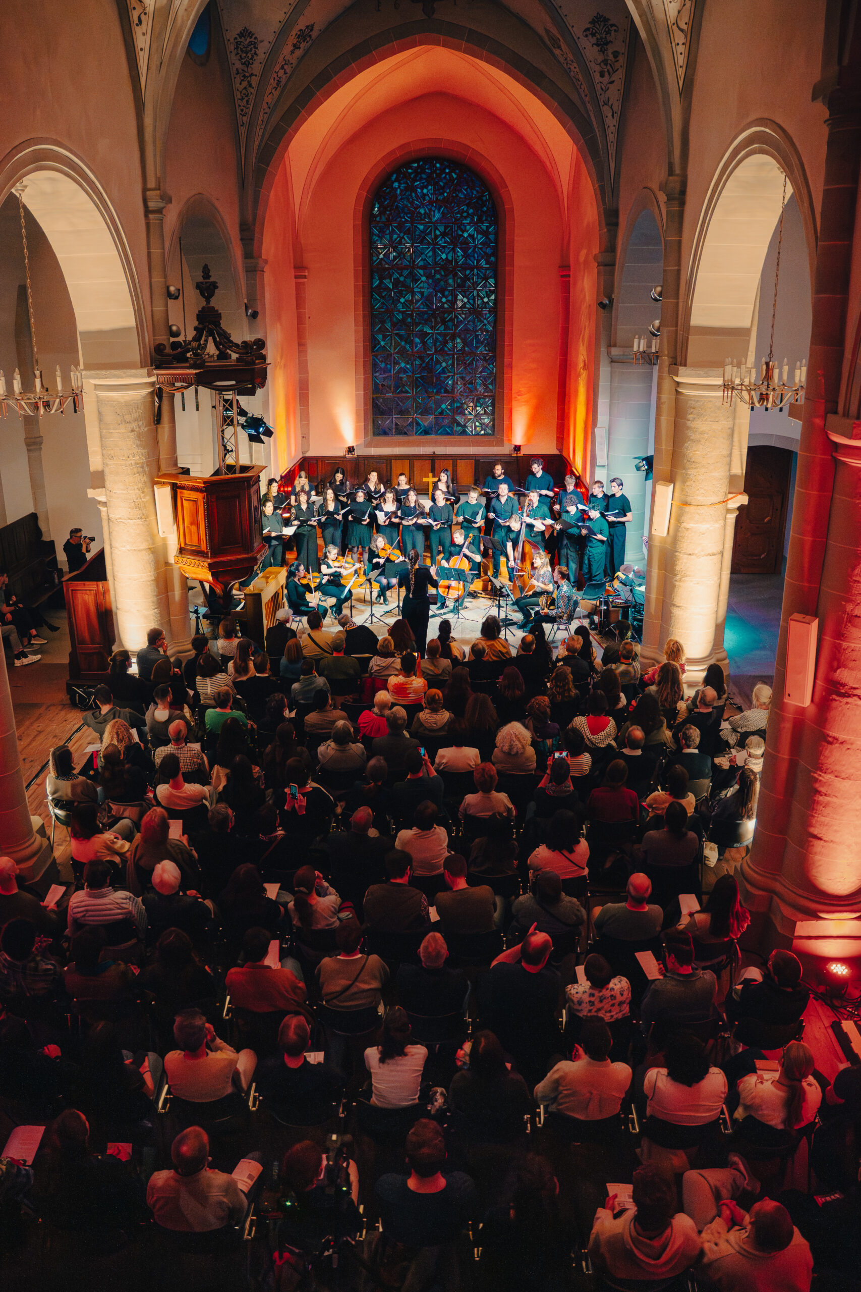 Horizons Orchestra et le chœur Canta Riviera en concert dans une église avec le public