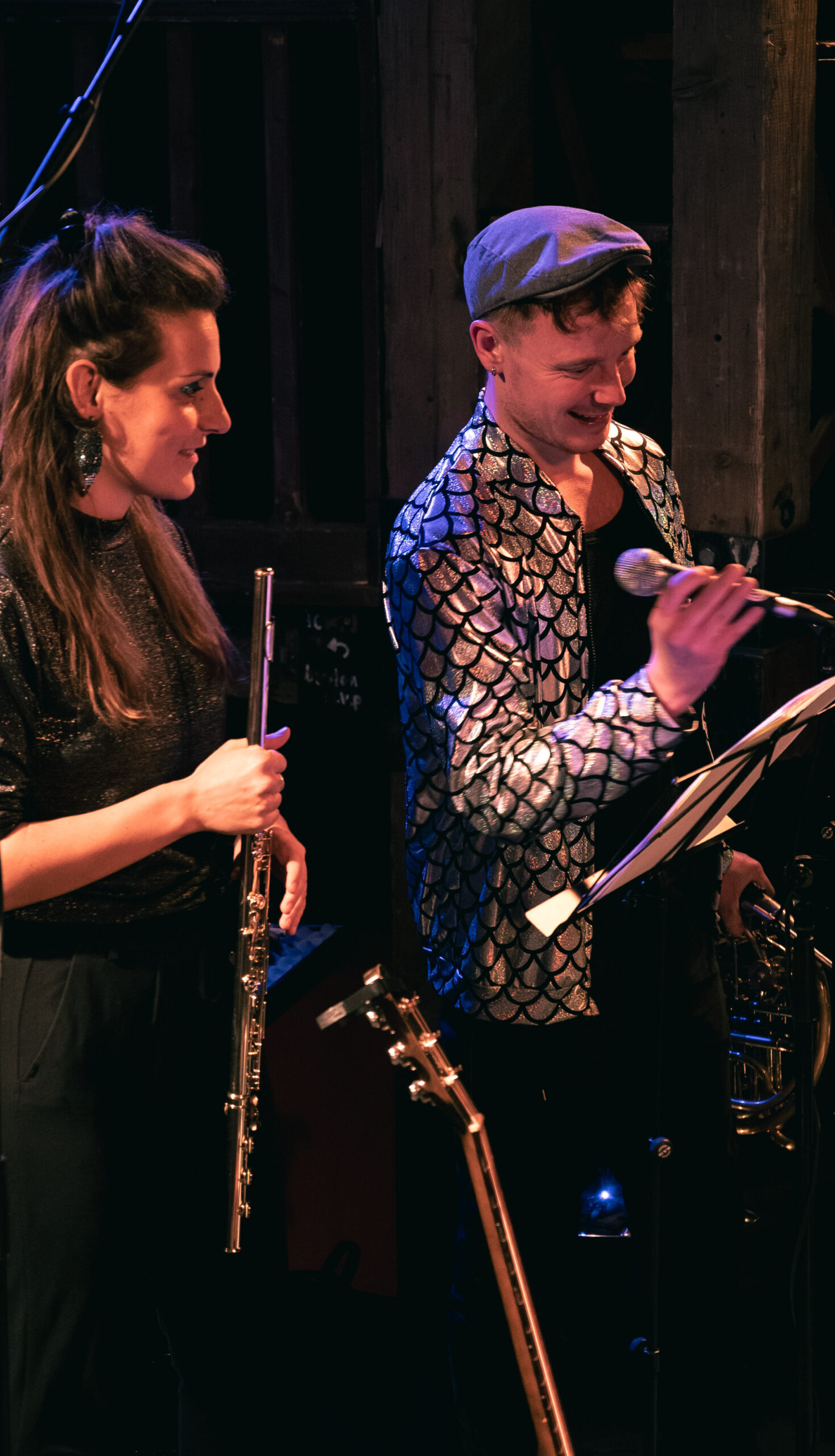 Camille et Andreas, co-directeurs artistiques d'Horizons Orchestra, sur scène