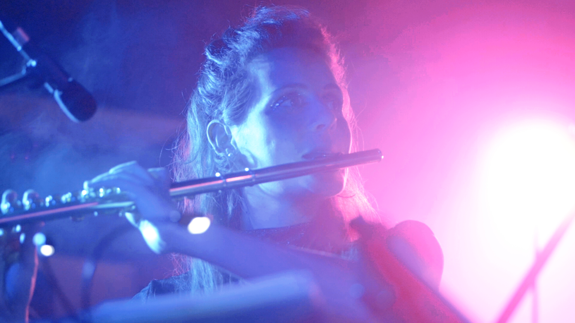 Camille, flûtiste et co-directrice artistique d'Horizons Orchestra, en concert